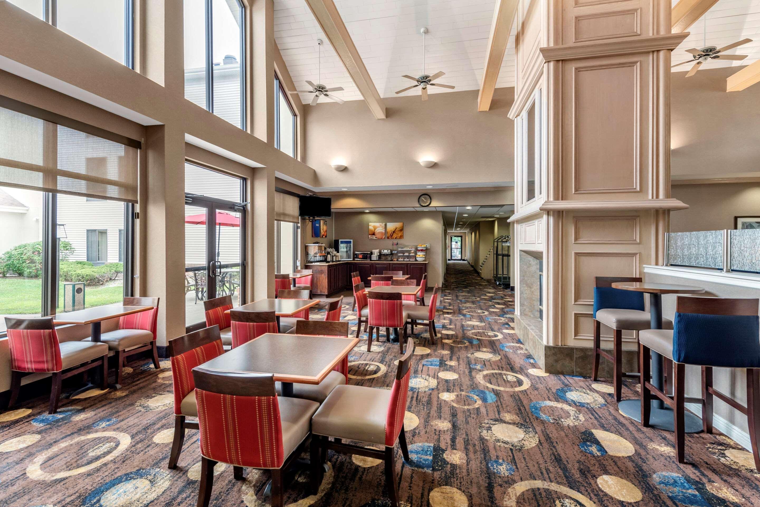 Comfort Inn & Suites Warsaw Near Us-30 Экстерьер фото