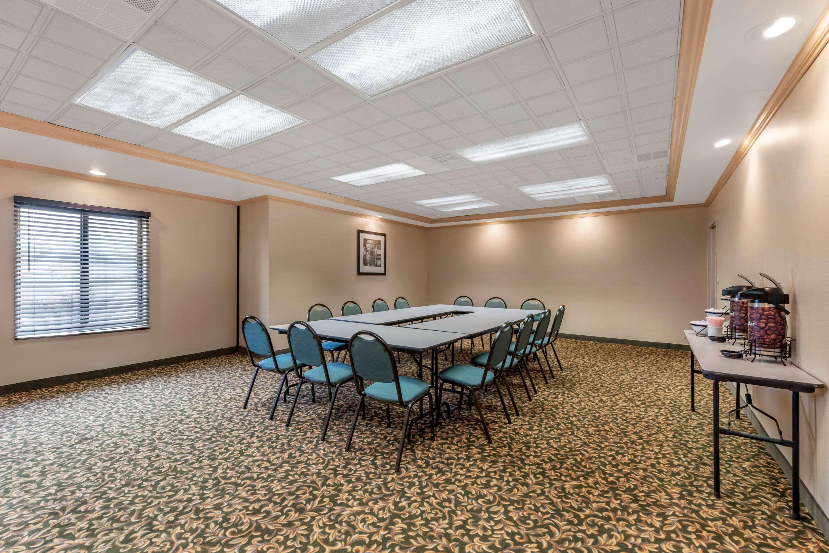 Comfort Inn & Suites Warsaw Near Us-30 Экстерьер фото